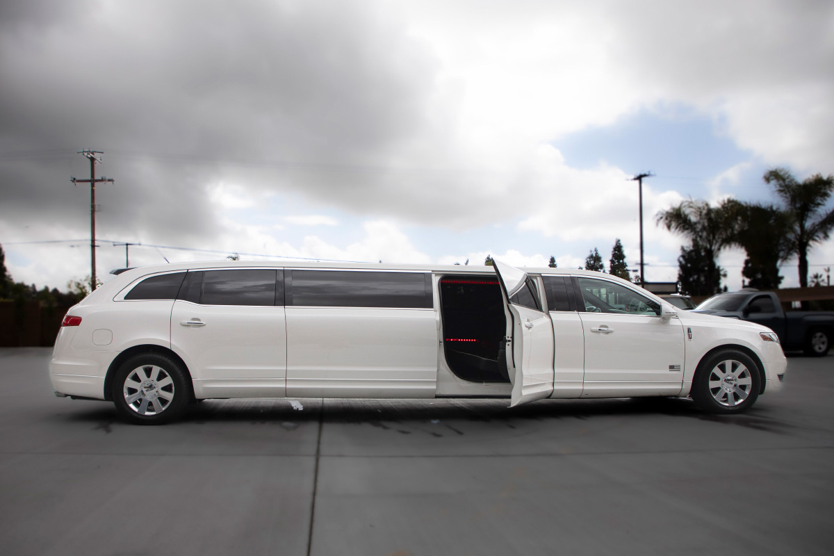 Luxury white LINCOLN MKT limousine for wedding and transfer for 8 Passengers doors view