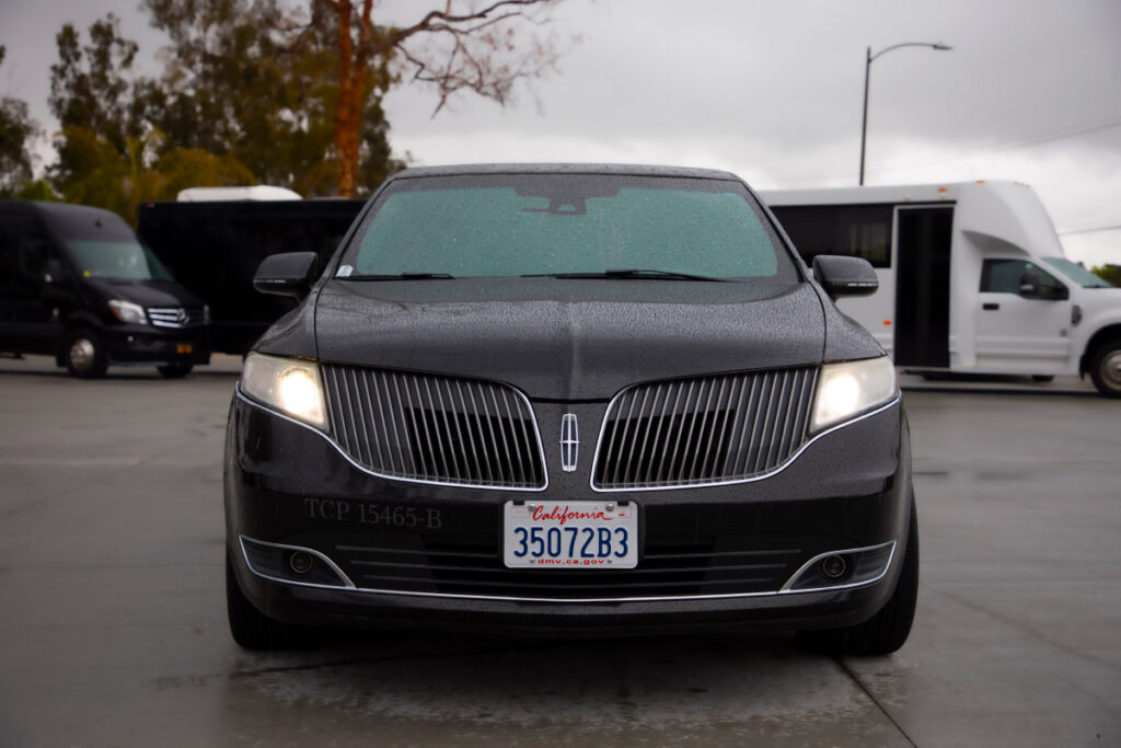 luxury black LINCOLN LIMO front view for transferring 8 passengers