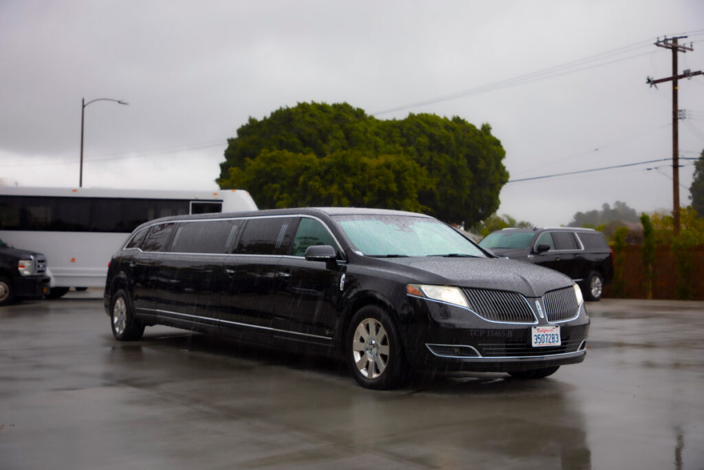 luxury black LINCOLN LIMO left side view for transferring 8 passengers